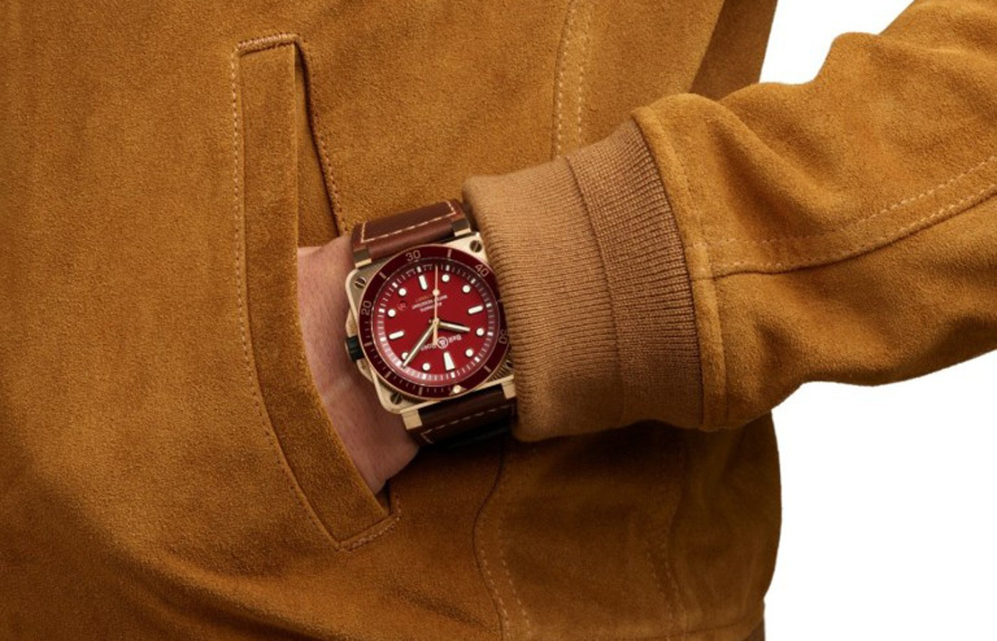 柏莱士推出BR 03-92 DIVER RED BRONZE限量腕表佩戴者.jpg