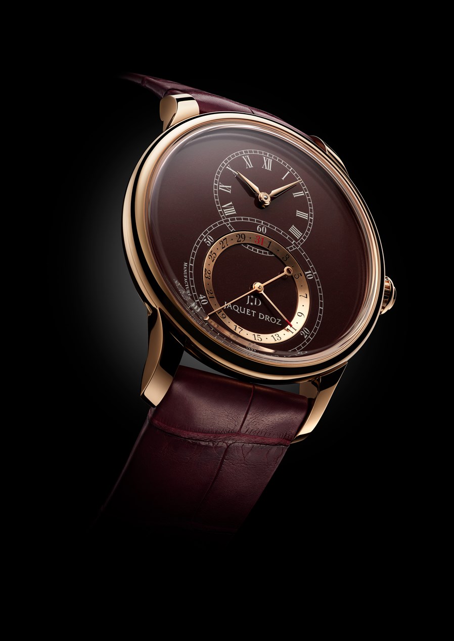 J007023202_GRANDE SECONDE QUANTIEME BURGUNDY ENAMEL_AMBIANCE_副本.jpg
