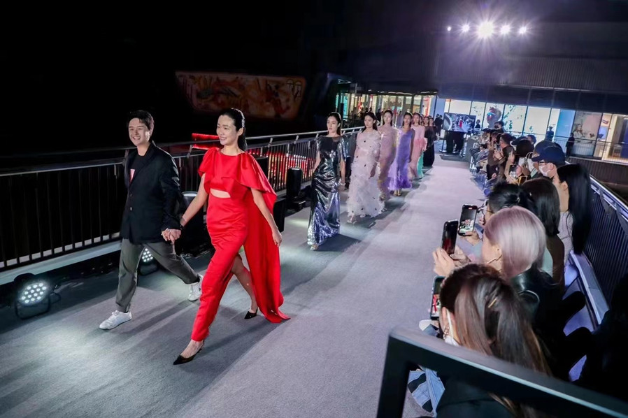 国际知名设计师张卉山吸取极致美学精髓，为此次大秀定制服装。.jpg